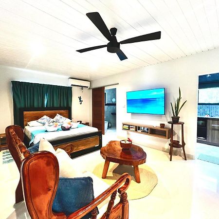 Le Port Guest House Baie Sainte Anne Bagian luar foto
