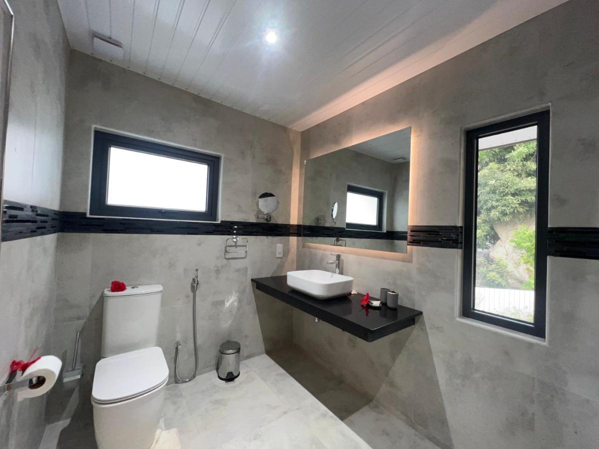 Le Port Guest House Baie Sainte Anne Bagian luar foto